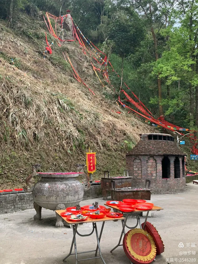 黎母庙仙人洞景点黎母庙附近的仙人洞,供奉的是清代琼山县人孙真仁